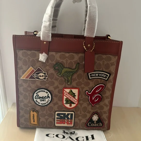New Coach Field Tote In Signature Canvas With Patches - Picture 3 of 7